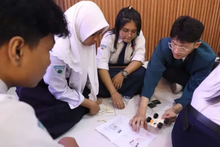 Ubaya Edukasi Siswa SMP di Surabaya Tentang Energi Terbarukan