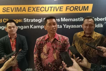 CEO Sevima Sugianto Halim dan Rektor ITS Bambang Pramujati usai mengikuti Executive Forum di Hotel Santika, Gubeng, Surabaya.