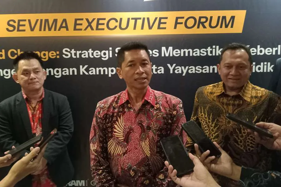 CEO Sevima Sugianto Halim dan Rektor ITS Bambang Pramujati usai mengikuti Executive Forum di Hotel Santika, Gubeng, Surabaya.