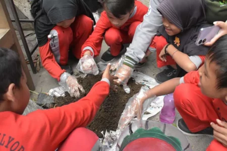 Mahasiswa KKN UPN Veteran Jawa Timur Ajak Siswa SD Tanam TOGA, Apa Itu ?