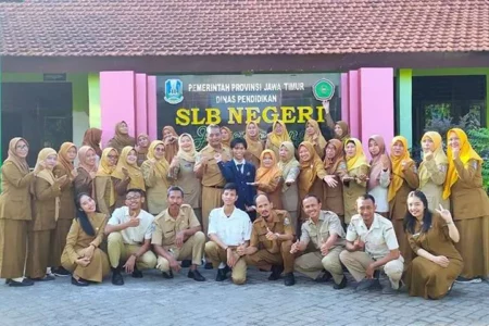 Pengalaman Inspiratif Gesa, Mahasiswa Disabilitas yang Magang di SLBN Sidoarjo Gesa, mahasiswa magang MBKM UNESA bersama para pimpinan dan guru SLB Negeri Juwet Kenongo Porong, Sidoarjo.