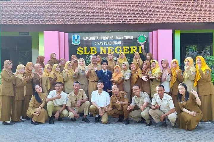 Gesa, mahasiswa magang MBKM UNESA bersama para pimpinan dan guru SLB Negeri Juwet Kenongo Porong, Sidoarjo.