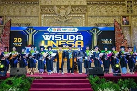 Wisuda ke-111 Unesa jenjang Sarjana Terapan, Sarjana, Magister, dan Doktor di Graha Unesa.