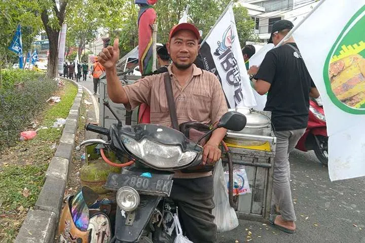 Supriyanto, pedagang kaki lima asal Dawar Blandong, Kabupaten Mojokerto saat berjualan di depan Kantor KPU Provinsi Jawa Timur.
