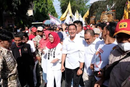 Ribuan Relawan Lumajang Antar Pasangan Indah-Yudha Mendaftar ke KPU Ribuan Relawan Lumajang Antar Pasangan Indah-Yudha Mendaftar ke KPU