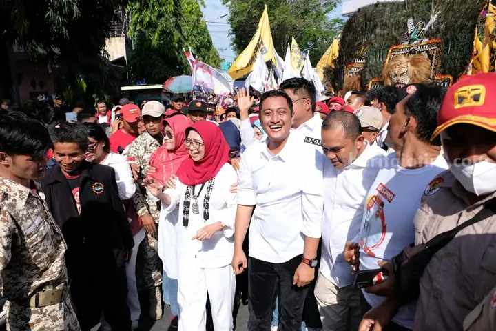 Ribuan Relawan Lumajang Antar Pasangan Indah-Yudha Mendaftar ke KPU