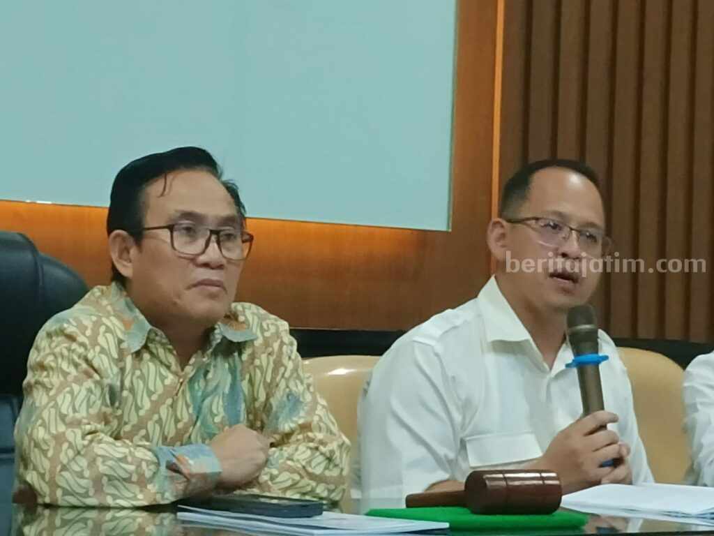 Johanes Dipa Widjaja, ketua tim pengajuan amicus curiae (baju putih) dan Ketua DPC Peradi Surabaya, Hariyanto..