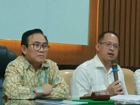 Peradi Surabaya Ajukan Amicus Curiae atas Bebasnya Ronald Tannur Johanes Dipa Widjaja, ketua tim pengajuan amicus curiae (baju putih) dan Ketua DPC Peradi Surabaya, Hariyanto..