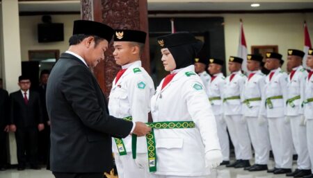 Bupati Lamongan, Yuhronur Efendi, mengukuhkan Paskibra yang akan bertugas dalam upacara peringatan HUT ke-79 RI, di Pendopo Lokatantra, Kamis (15/8/2024) malam.