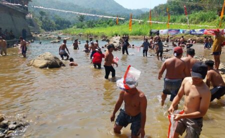 Gogo Gedhen, Serunya Lomba Tangkap ikan di Sungai Grindulu Pacitan