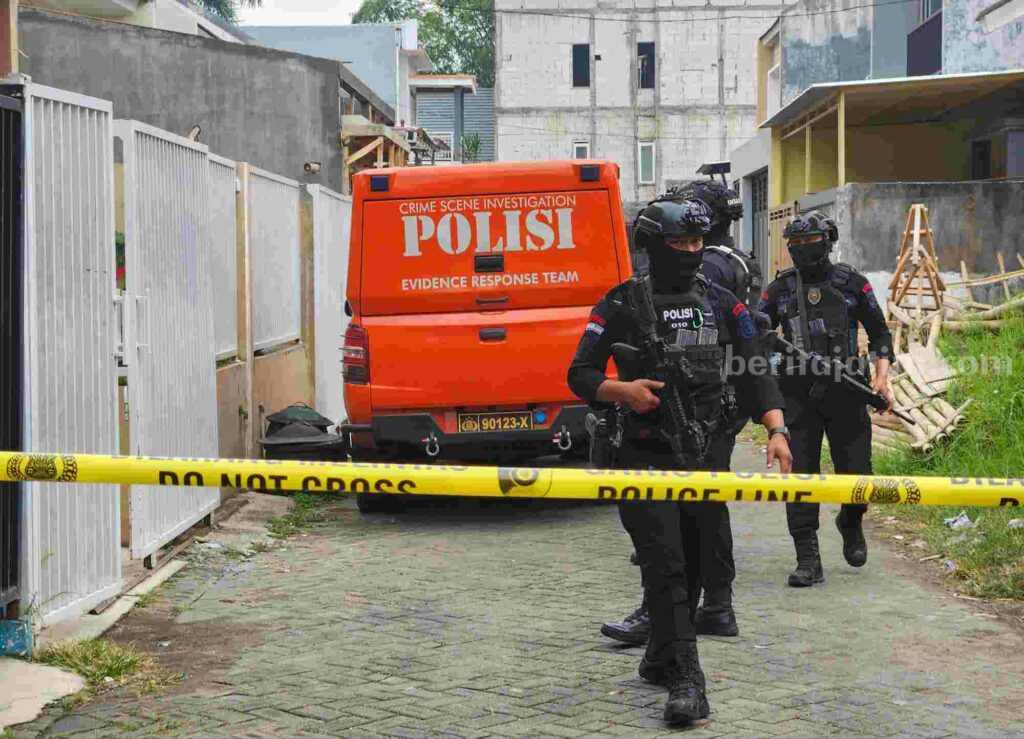 Suasana terkini area pengamanan terduga teroris di kota Batu (Foto: Dani Alifian)