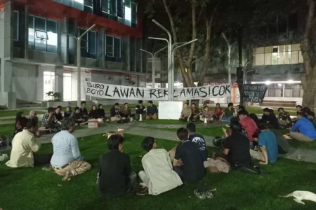 BEM Unair Desak Transparansi Reklamasi PSN Surabaya Waterfront Land Aliansi BEM Seluruh Indonesia Wilayah Jawa Timur menggelar konsolidasi menyikapi 10 tahun kepemimpinan Presiden Joko Widodo di Unair, Kampus B, Surabaya, Rabu (7/8/2024) malam.