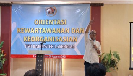 Tingatkan Profesionalisme Insan Jurnalis, PWI Lamongan Gelar OKK Wakil Ketua Bidang Organisasi PWI Jatim, Mahmud Soehermono, saat menyampaikan materi dalam OKK yang diselenggarakan PWI Lamongan, di Aula Hotel Elresas Lamongan, Kamis (8/8/2024).