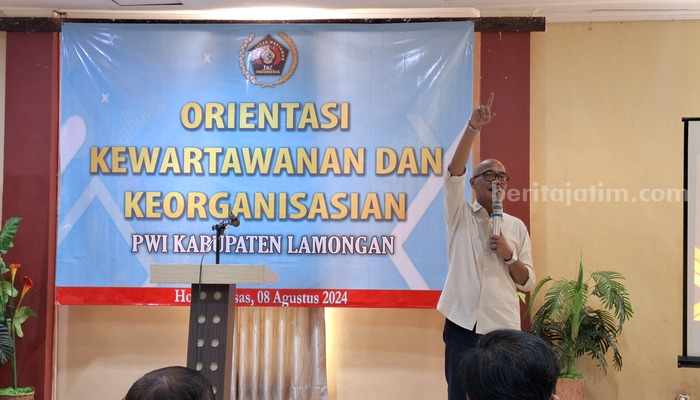 Wakil Ketua Bidang Organisasi PWI Jatim, Mahmud Soehermono, saat menyampaikan materi dalam OKK yang diselenggarakan PWI Lamongan, di Aula Hotel Elresas Lamongan, Kamis (8/8/2024).