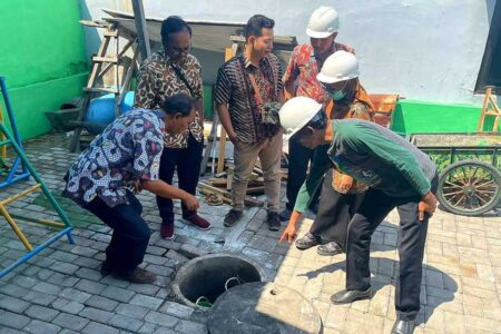 Petugas DLHK Kab. Sidoarjo melakukan pengujian di sumur panas perumahan Mutiara Taman Apsari Boro Tanggulangin.