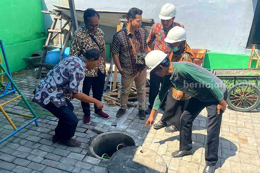 Petugas DLHK Kab. Sidoarjo melakukan pengujian di sumur panas perumahan Mutiara Taman Apsari Boro Tanggulangin.