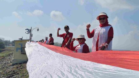 Sambut HUT Ke-79 RI, Disparbud Lamongan Bentangkan Bendera Merah Putih Sepanjang Setengah Kilometer di Waduk Gondang