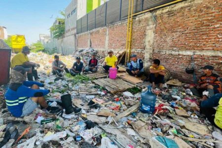 Tumpukan sampah di area berimpitan dengan perumahan Wellington Tambaksumur Waru.