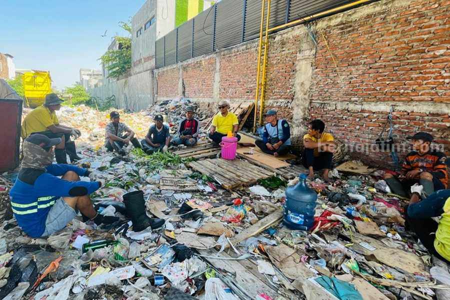 Tumpukan sampah di area berimpitan dengan perumahan Wellington Tambaksumur Waru.