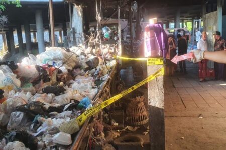 Petugas TPST Kaget Histeris Temukan Bayi dalam Keresek Tumpukan sampah di atas karet mesin conveyor TPST Desa Brebek Kecamatan Waru. (Foto: Ist)