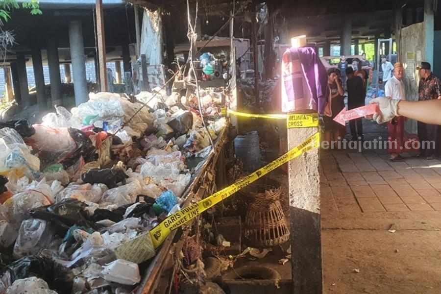 Tumpukan sampah di atas karet mesin conveyor TPST Desa Brebek Kecamatan Waru. (Foto: Ist)
