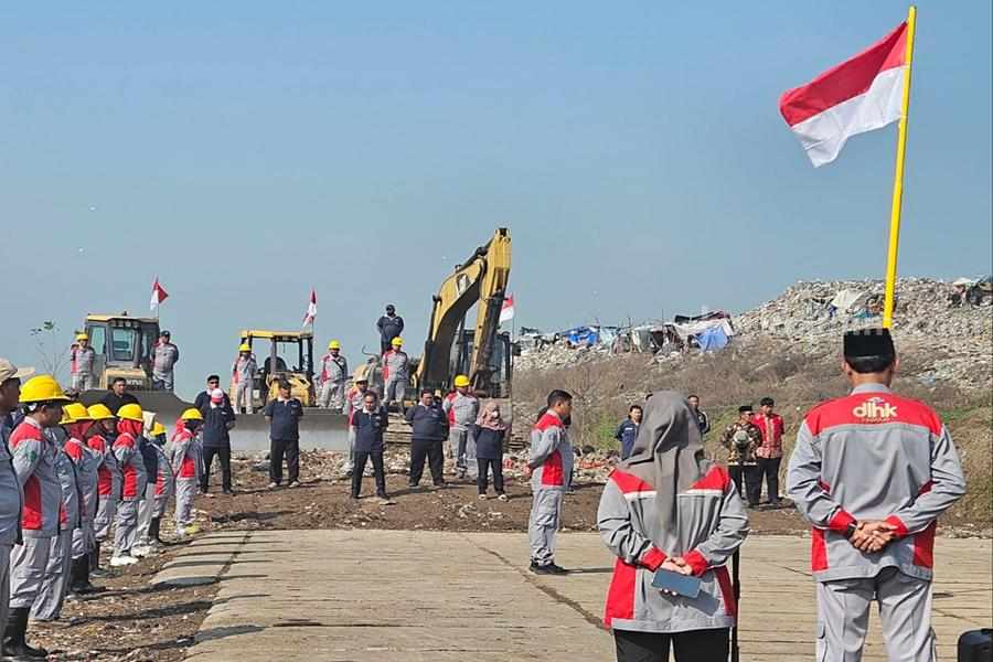 Upacara peringatan Proklamasi Kemerdekaan Indonesia 17 Agustus di TPA Jabon. [Ismail/Beritajatim.com]
