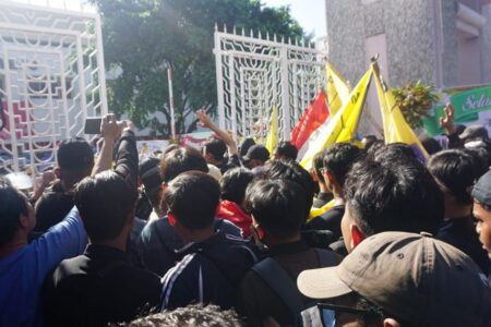 Sempat Terjadi Aksi Dorong, Ratusan Demonstran Akhirnya Duduk Bareng di Halaman DPRD Sidoarjo Aksi dorong aparat dengan para demonstran di depan gedung DPRD Sidoarjo.