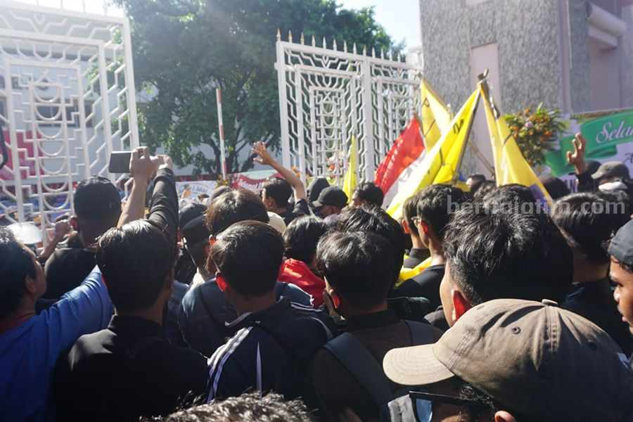 Aksi dorong aparat dengan para demonstran di depan gedung DPRD Sidoarjo.