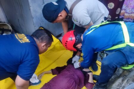 Menimba Air Sumur, Timba Menyangkut Tubuh Jasad Korban yang Sudah Mengambang Jasad korban berhasil dievakuasi petugas dari dalam sumur.