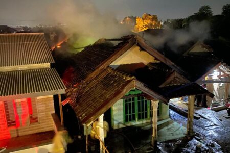 Rumah Warga Tanjekwagir Krembung Ludes Terbakar Rumah Misdi warga Tanjekwagir ludes terbakar.
