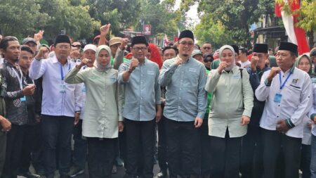 Pasangan Bacabup-Bacawabup Lamongan, Abdul Ghofur-Firosya Shalati, mendaftar ke KPU Lamongan dengan diiringi relawan dan pendukungnya, Rabu (28/8/2024).
