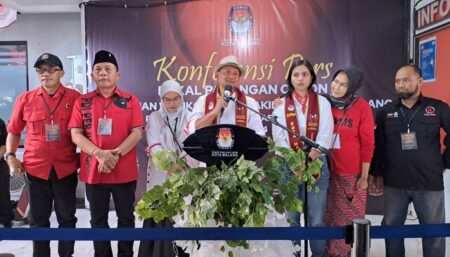 Usai Antar Sam HC-Ganis Daftar ke KPU Kota Malang, PDIP Siap Diajak Adu Gagasan PDIP antar Sam HC-Ganis daftar ke KPU Kota Malang.