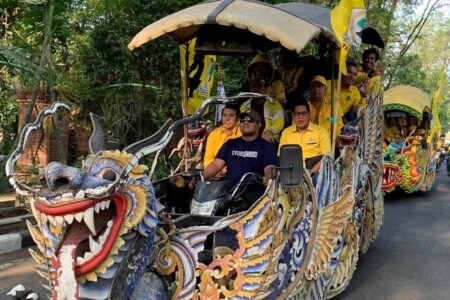 Golkar Antar Subandi-Mimik Daftar ke KPU Sidoarjo Naik Kereta Kencana foto berita jatim