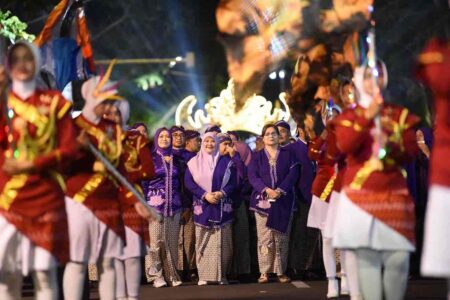 Buka Kediri Nite Carnival, Pj Wali Kota Zanariah: Kuatkan City Branding Pj Wali Kota Kediri Zanariah membuka Kediri Nite Carnival, Sabtu malam (24/8/2024).