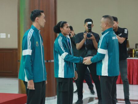 Kapolda Jatim Berangkatkan Tim Bola Voli Ikuti Turnamen Kapolri Cup 2024 di Jabar Kapolda Jatim