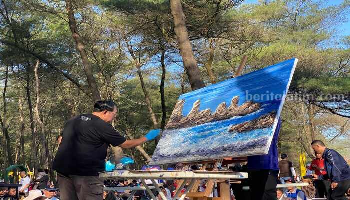 SBY selesaiakn lukisan landscape pantai Klayar ditemani ribuan peserta Pacitan Menggambar 3 di kawasan pantai Pancer Door Pacitan pada Senin (19/08) sore (Foto Sulthan Munir/beritajatim.com)