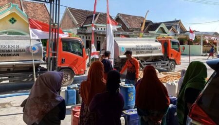 182 Dusun Berpotensi Terdampak Kekeringan, BPBD Lamongan Mulai Droping Air Bersih BPBD Lamongan mengirimkan bantuan air bersih ke desa terdampak kekeringan.