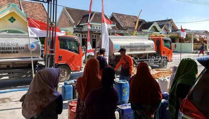 BPBD Lamongan mengirimkan bantuan air bersih ke desa terdampak kekeringan.