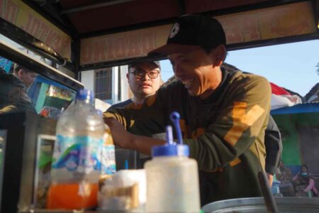 Bupati Kediri Borong Pentol Saat Karnaval di Desa Tiron Bupati Kediri Borong Pentol Saat Karnaval di Desa Tiron