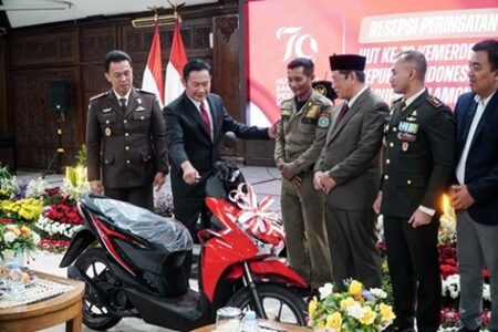 Anggota Satpol PP Lamongan Dapat Hadiah Motor, Lakukan Aksi Heroik Panjat Tiang Bendera HUT RI foto beritajatim