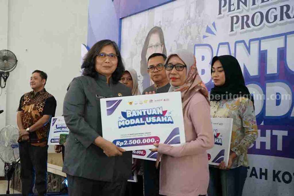 Pj Wali Kota Kediri Zanariah saat menyerahkan bantuan modal usaha.