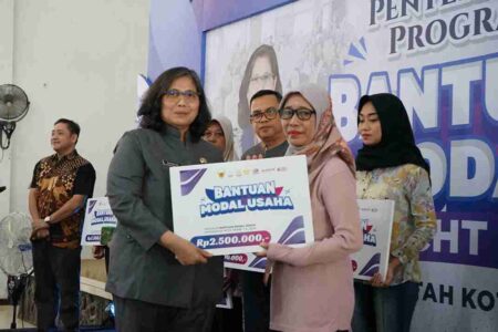 Terbukti Sukses, Ini Jurus Pj Wali Kota Kediri Turunkan Kemiskinan Pj Wali Kota Kediri Zanariah saat menyerahkan bantuan modal usaha.