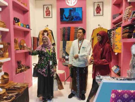 Hadir di Pameran Kriyanusa, Produk Kerajinan Kota Kediri Diserbu Pengunjung foto beritajatim