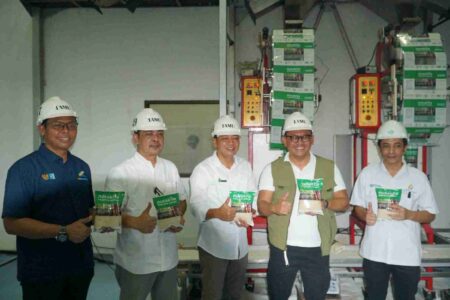 PG Pesantren Baru Kediri Produksi Gula Premium dan Retail Kemasan 1 Kg Direktur Produksi dan Pengembangan Holding Perkebunan Dwi Suntoro berkunjung ke PG Pesantren Baru Kediri