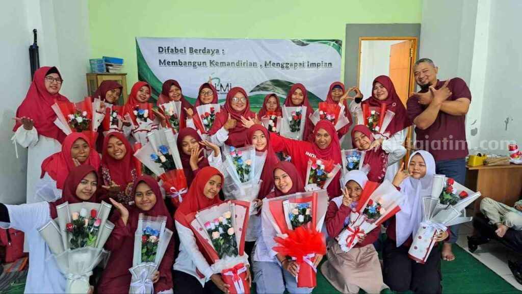 Sambut Kemerdekaan, LMI Latih Difabel Kediri Buat Buket Bunga