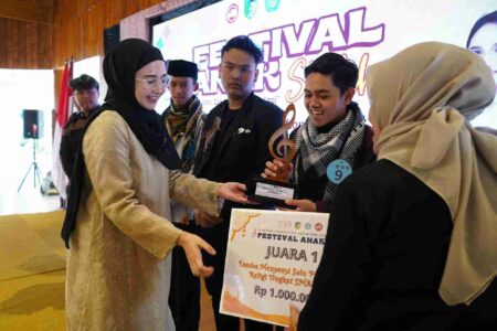 Mbak Cicha Genjot Percaya Diri Pelajar melalui Festival Anak Sholeh.