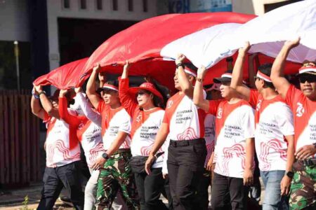 Pj Wali Kota Kediri Ikuti Kirab Merah Putih Raksasa Menuju Puncak Gunung Klotok