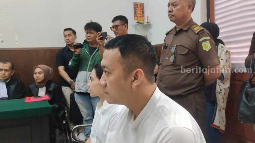 Terdakwa Greddy Harnando dan Indah Catur Agustin Saat Menjalani Sidang di PN Surabaya.