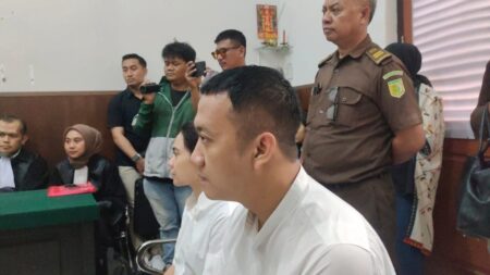 Terdakwa Greddy Harnando dan Indah Catur Agustin Saat Menjalani Sidang di PN Surabaya.
