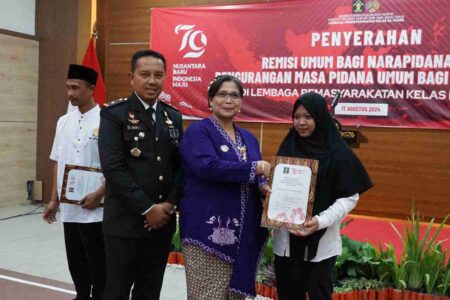 Pj Wali Kota Kediri Zanariah Serahkan Remisi Umum kepada Ratusan Narapidana
